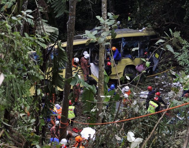Δεκάδες νεκροί από πτώση λεωφορείου σε χαράδρα στη Μαλαισία