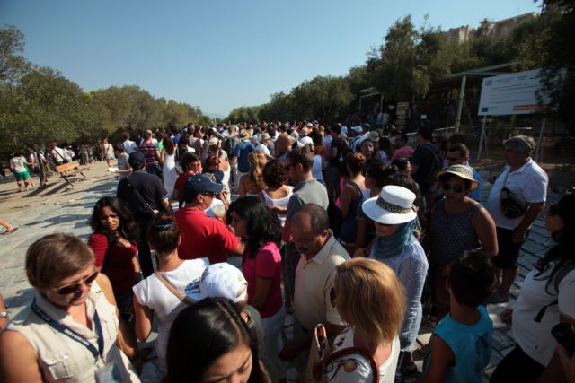 Ταλαιπωρία για χιλιάδες τουρίστες που σχηματίζουν ουρές έξω από την Ακρόπολη