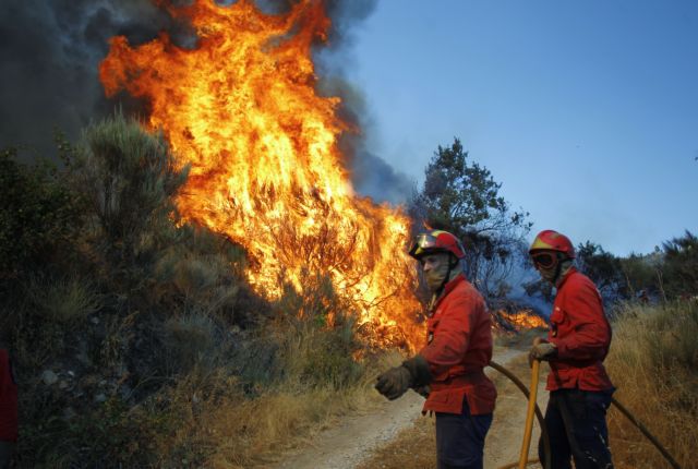 Αδιάκοπη μάχη στα πύρινα μέτωπα της Πορτογαλίας