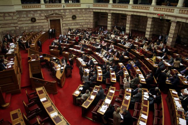 Ένταση στη Βουλή για τη διαδικασία του κατεπείγοντος στα Κρατικά Λαχεία