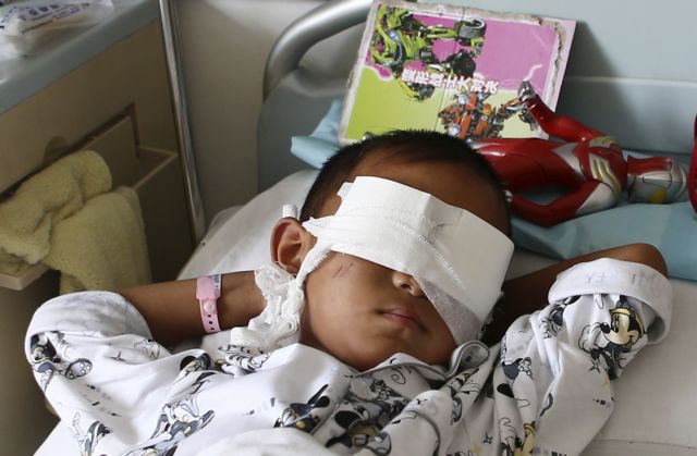 «Γιατί δεν ξημέρωσε ακόμα» ρωτά το τυφλωμένο αγόρι στην Κίνα