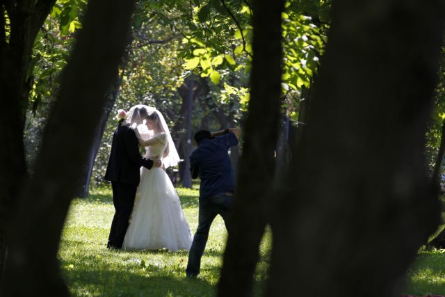 Μαθήματα για φθηνό γάμο δίνει ζευγάρι από τη Σκοτία