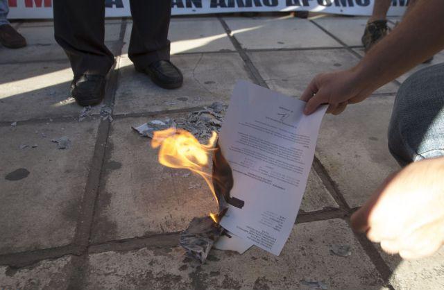 Έκαψαν τα ειδοποιητήρια του ΟΑΕΕ έμποροι στη Θεσσαλονίκη