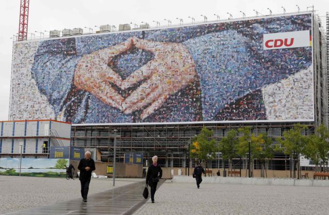 Η Ελλάδα πρέπει να μειώσει το χρέος στο 110% το 2022, λέει η Μέρκελ