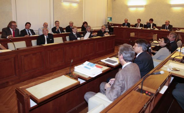 Αναβολή στην απόφαση της ιταλικής Γερουσίας για τον Μπερλουσκόνι