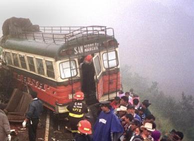 «Βουτιά» λεωφορείου σε φαράγγι στη Γουατεμάλα, δεκάδες οι νεκροί