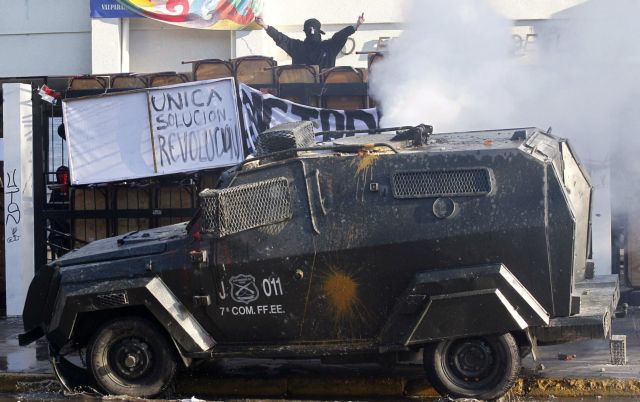 Eκατοντάδες συλλήψεις στις διαδηλώσεις για το πραξικόπημα Πινοτσέτ