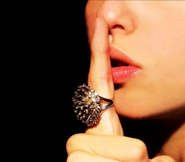 O Aston Kutcher αρραβωνιάστηκε και η Zoe Saldana παντρεύτηκε; Τι μας κρύβουν;