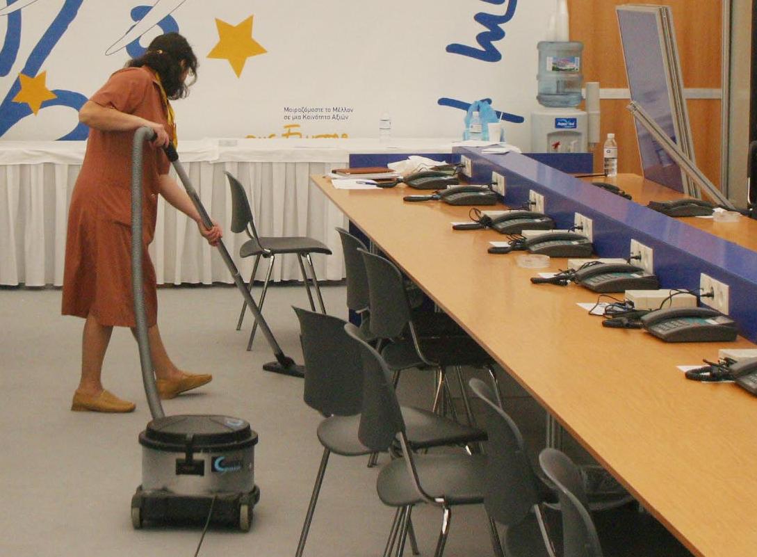 Κατάργηση 595 οργανικών θέσεων καθαριστριών στο υπ. Οικονομικών