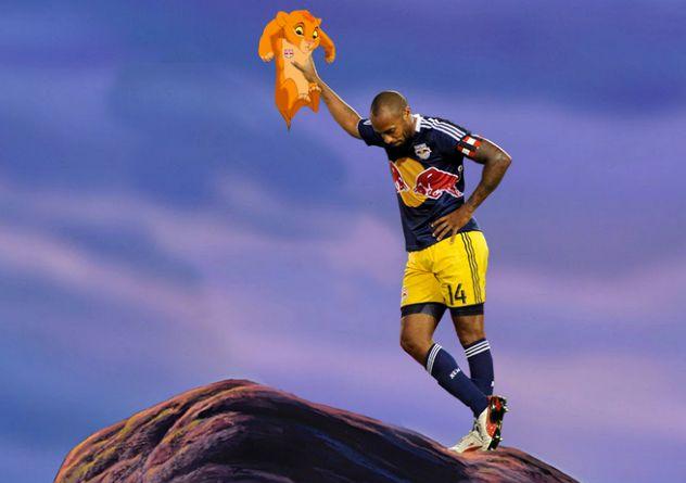 Ο Ανρί «εισβάλει» σε διάφορες φωτογραφίες και… πανηγυρίζει