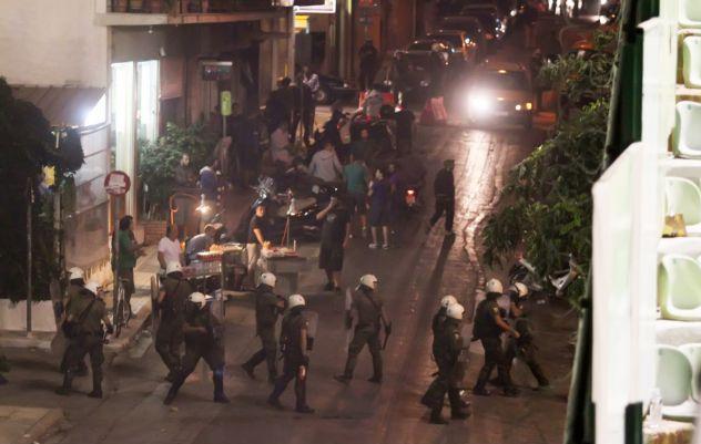 Επεισόδια στη Λεωφόρο, επίθεση με μολότοφ σε βαν της Nova