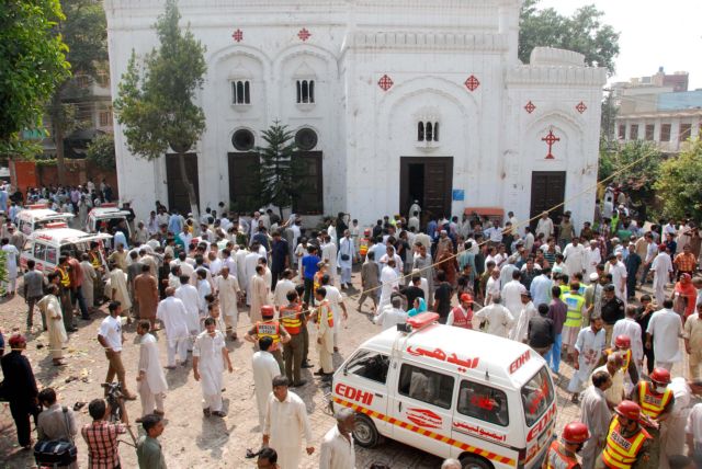 Δεκάδες νεκροί από βομβιστική επίθεση σε χριστιανική εκκλησία του Πακιστάν