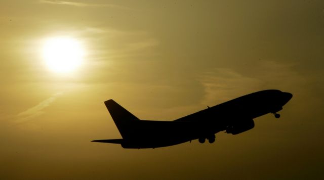 Χαλάρωση των κανόνων για τις συσκευές στα αεροπλάνα προωθείται στις ΗΠΑ