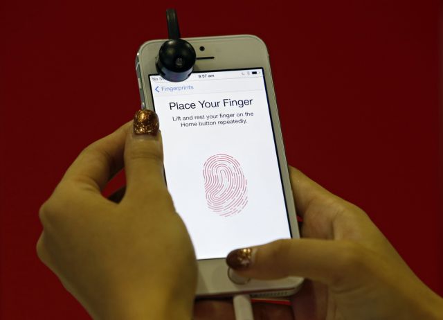 Η σύζυγος χακάρει το TouchID στο iPhone 5S του συζύγου της