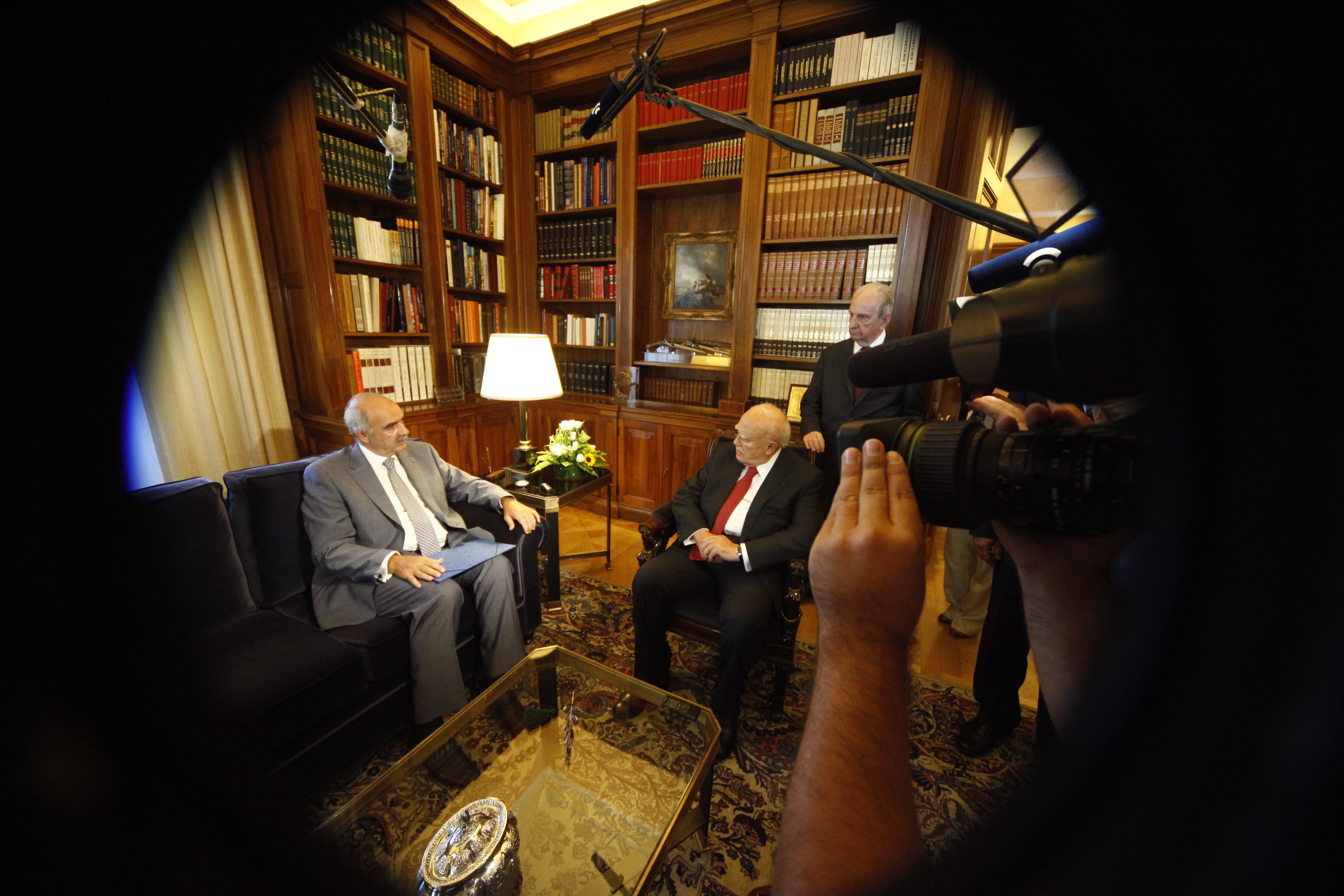 Καμία έκπτωση στην Δημοκρατία, δηλώνει ο πρόεδρος της Βουλής