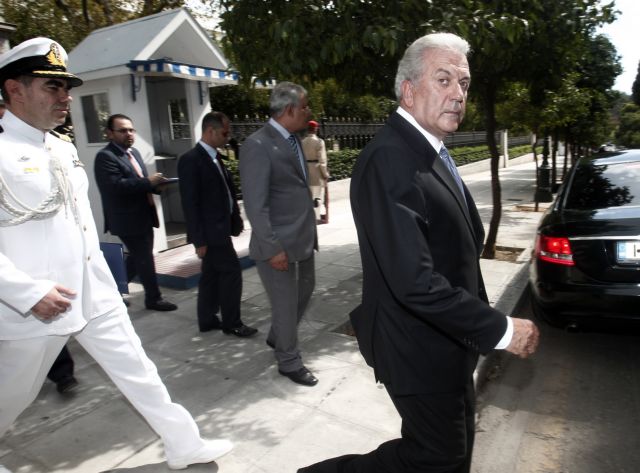 Οι  Ένοπλες Δυνάμεις είναι θεματοφύλακες της Δημοκρατίας, ξεκαθαρίζει ο υπουργός