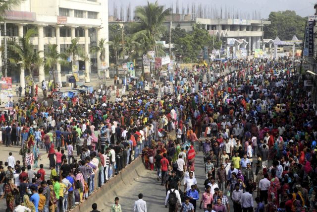 Πολυήμερη απεργία των εργαζομένων στα υφαντουργεία του Μπανγκλαντές