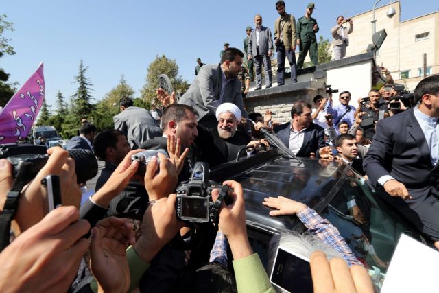 Με χειροκροτήματα και… γιουχαρίσματα επέστρεψε ο Ροχανί στην Τεχεράνη