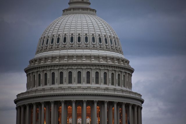 Η «βραχυκυκλωμένη» Ουάσινγκτον περιμένει την θύελλα του χρέους