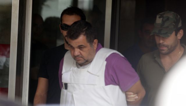 Παραδόθηκαν ο απόστρατος κι ένα ακόμη άτομο που εμπλέκονται στη δολοφονία Φύσσα