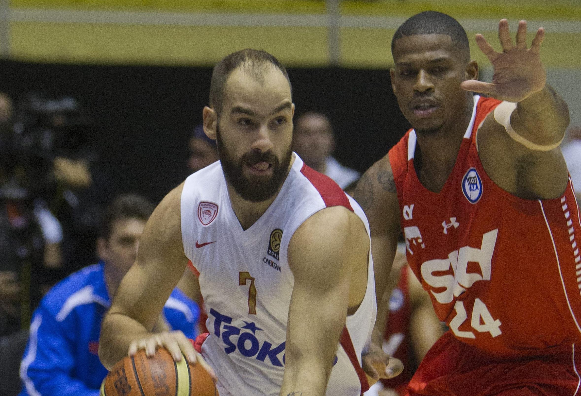 Νίκη του Ολυμπιακού επί της Πινέιρος με ηγέτη τον Σπανούλη