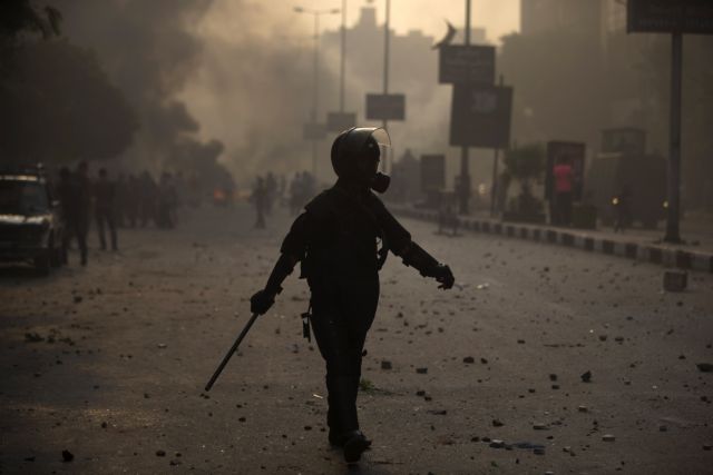 Ανάφλεξη ξανά στην Αίγυπτο, δεκάδες νεκροί σε συγκρούσεις