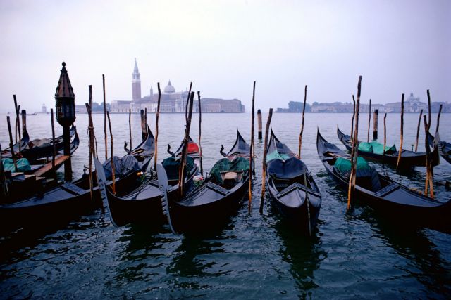 «Πινακίδες» και GPS αποκτούν οι γόνδολες της Βενετίας