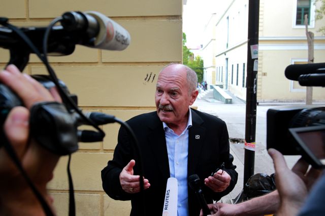 «Γυρίζω σπίτι και χαϊδεύω τα όπλα μου» λέει σε δημοσιογράφο βουλευτής της ΧΑ