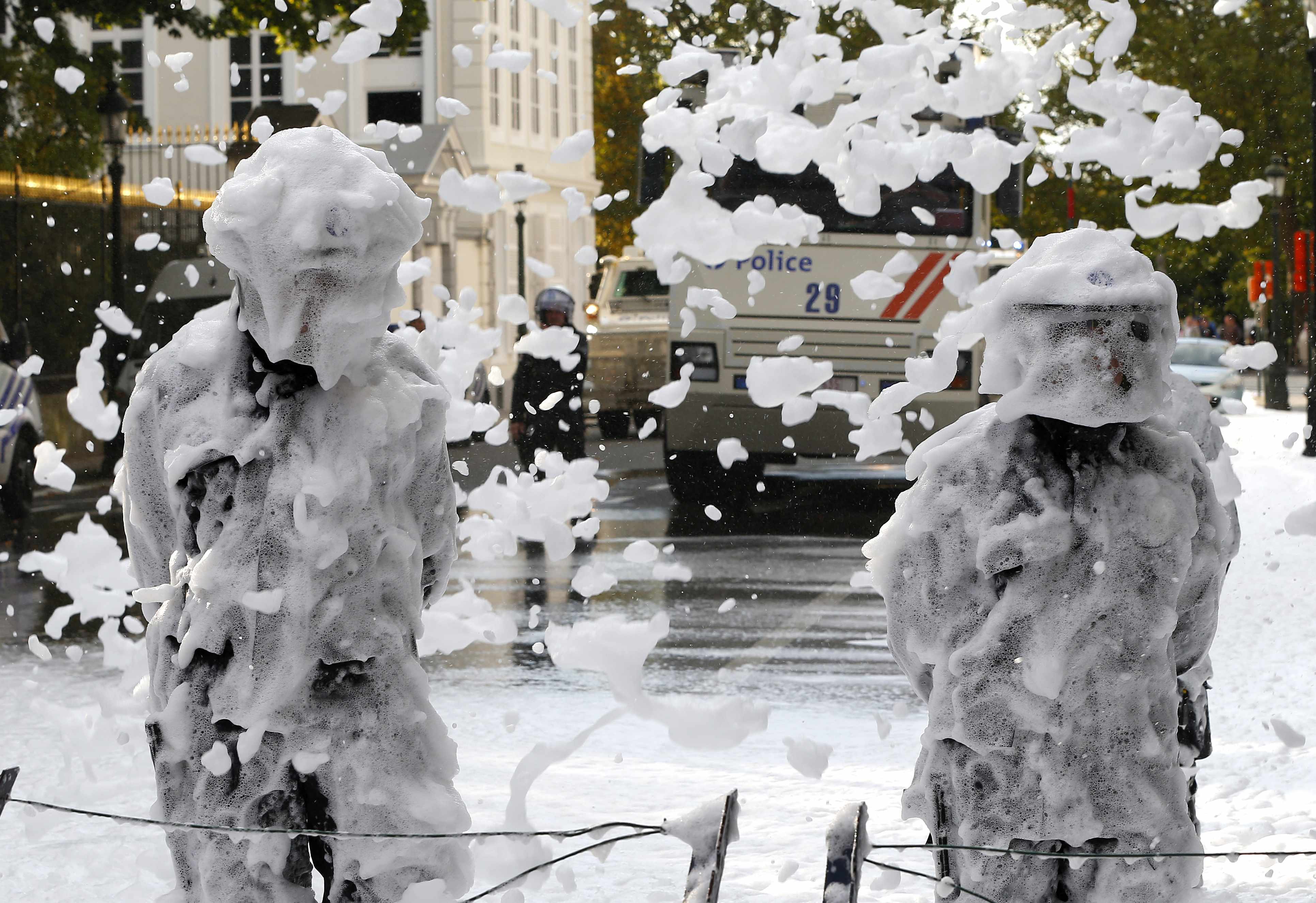 Πυροσβέστες… έλουσαν αστυνομικούς με αφρό στις Βρυξέλλες