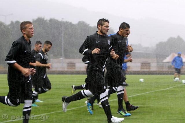 Υπό καταρρακτώδη βροχή η προπόνηση του ΠΑΟΚ
