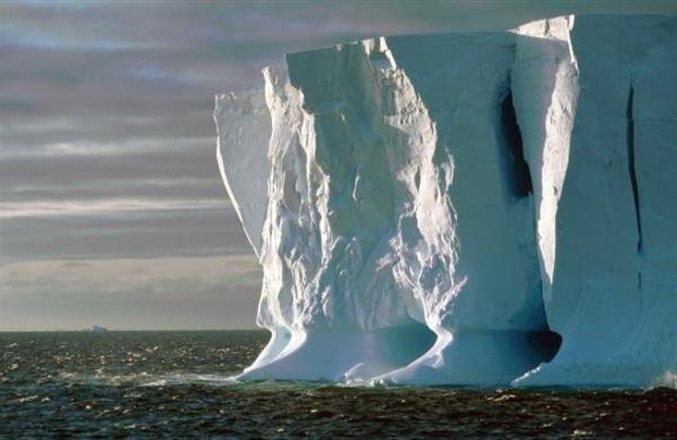 Χάσματα στο ύψος ουρανοξύστη στραγγίζουν την Ανταρκτική