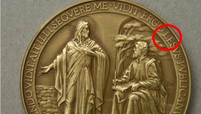 Το Βατικανό έγραψε λάθος το όνομα του Ιησού σε αναμνηστικά νομίσματα