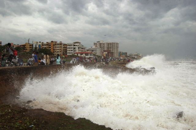 Τις ανατολικές ακτές της Ινδίας σαρώνει ο κυκλώνας Παϊλίν