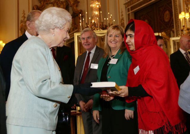 Την αυτοβιογραφία της έκανε δώρο η Μαλάλα στην βασίλισσα Ελισάβετ