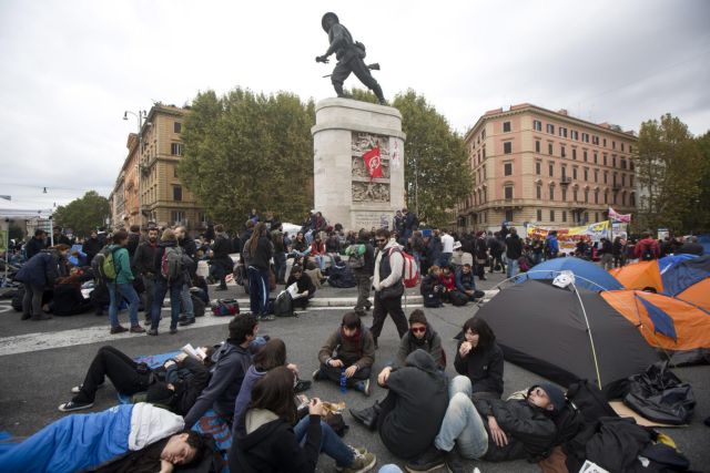 Σκηνές στο κέντρο της Ρώμης μετά τα επεισόδια στην πορεία κατά της λιτότητας