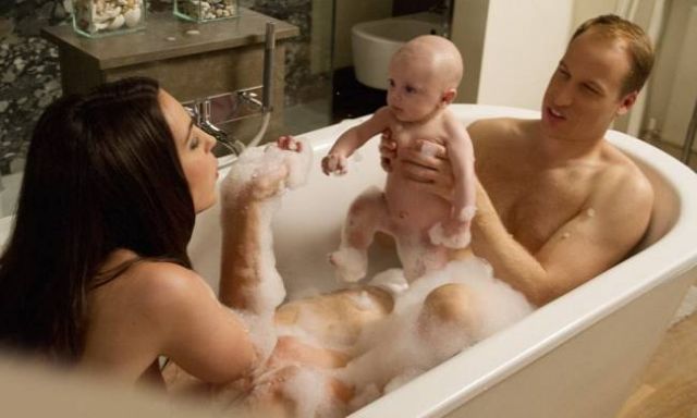 O Ουίλιαμ και Κέιτ με το royal baby στη μπανιέρα