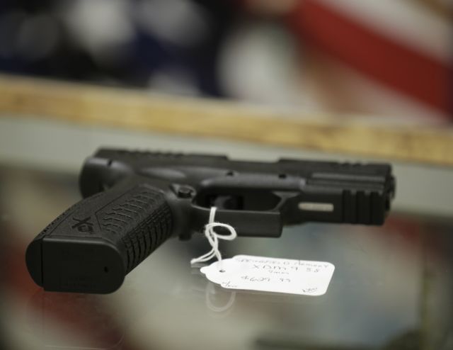Παιδί αυτοπυροβολήθηκε θανάσιμα με το όπλο της μπέιμπι σίτερ στο Τέξας