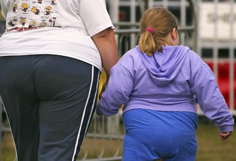 Η οικονομική κρίση συντελεί σε αύξηση της παχυσαρκίας σε παιδιά και ενήλικες