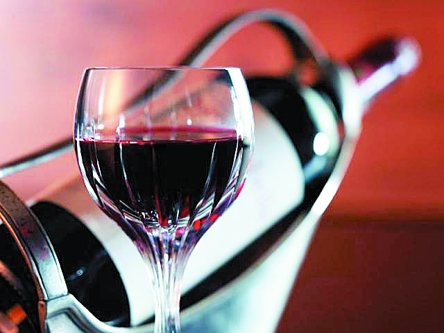 Κέρδιζαν εκατομμύρια πουλώντας «μαϊμού» γαλλικά κρασιά