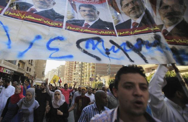 Συγκρούσεις στην Αίγυπτο μεταξύ υποστηρικτών και επικριτών του Μόρσι