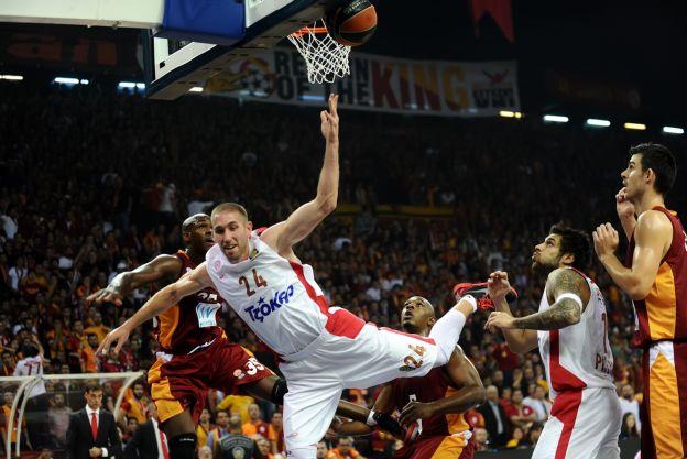 Καλύτερος σε κάθε παιχνίδι λέει ο Λοτζέσκι για τον Ολυμπιακό