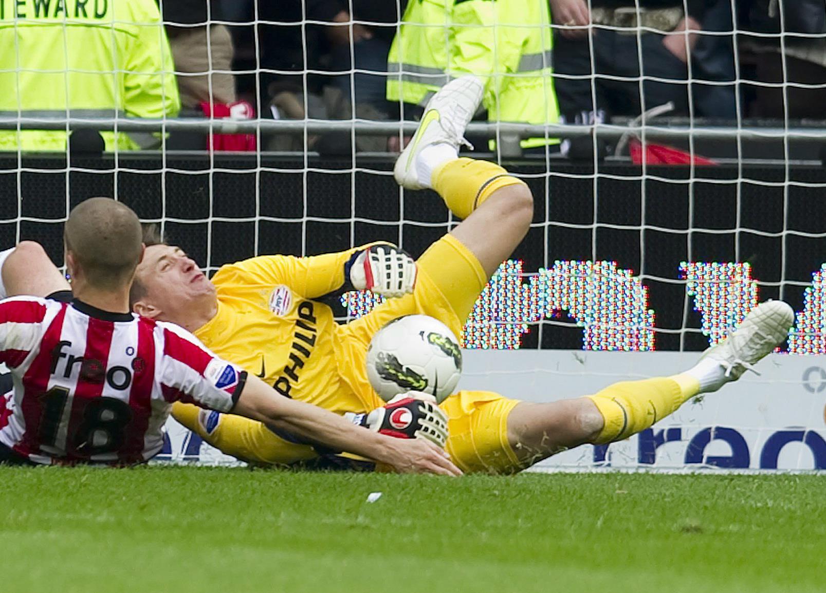 Η Αϊντχόφεν έχασε το ματς και τον τερματοφύλακά της, νίκη για Αλκμάαρ