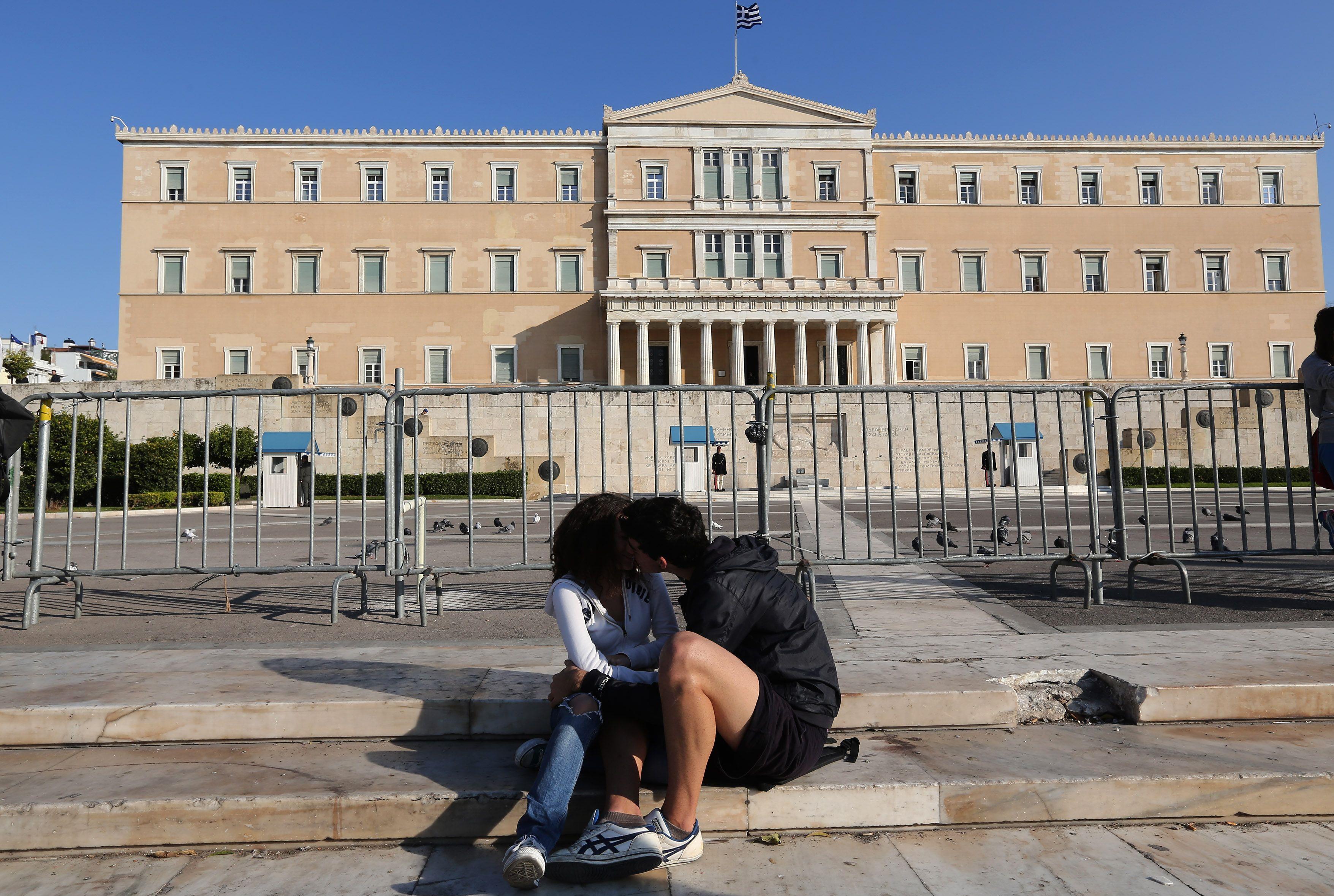 Ασφάλεια και τρυφερότητα ζητά η Ελληνίδα, σε δεύτερη μοίρα τα λεφτά