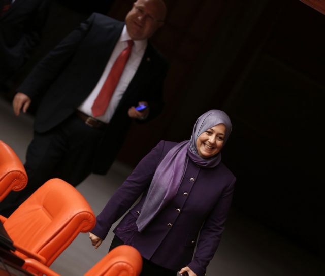 Για πρώτη φορά με μαντήλα στην τουρκική Εθνοσυνέλευση γυναίκες βουλευτές