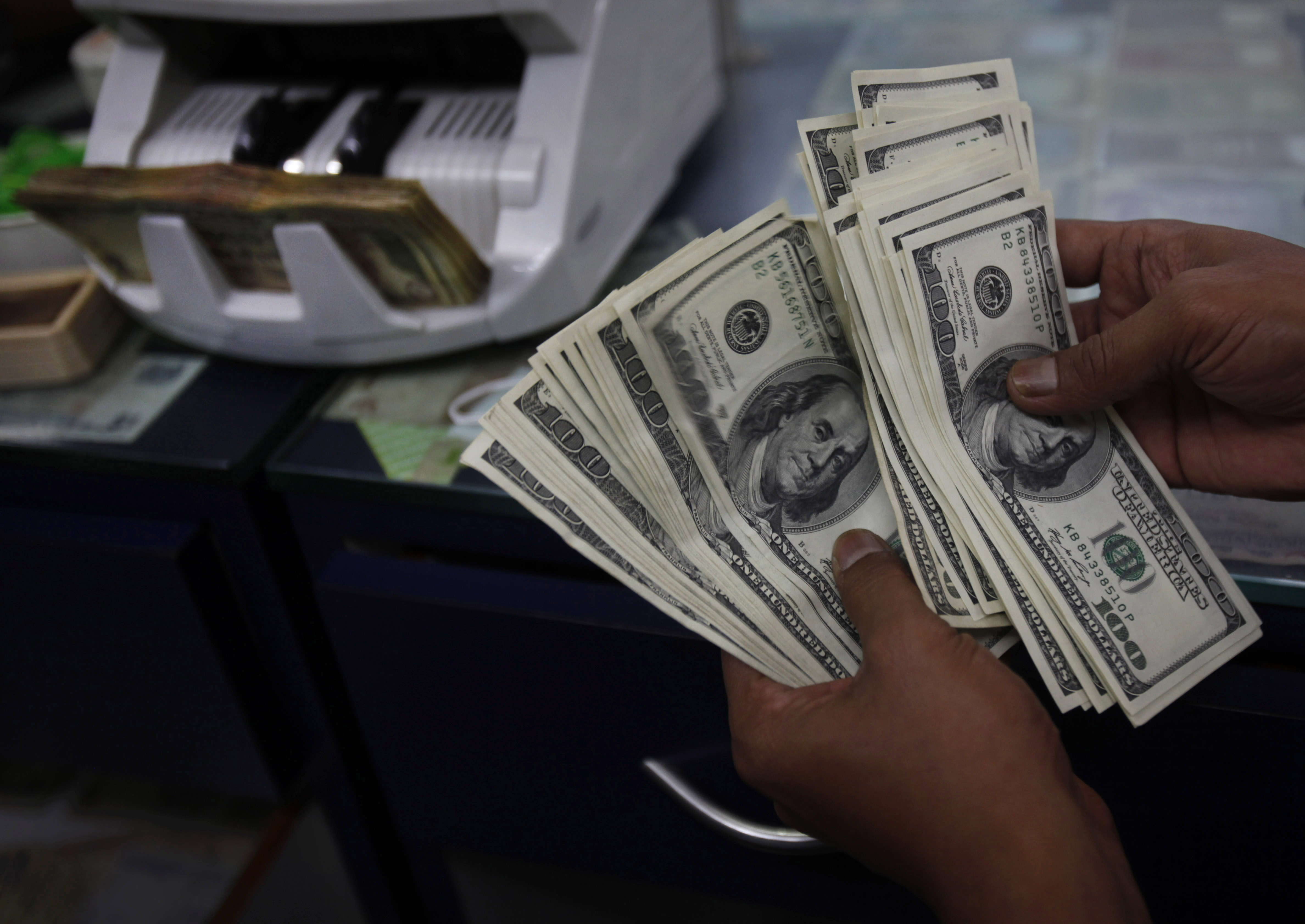 Στα 335.000 δολάρια ο εισαγωγικός μισθός στα hedge fund