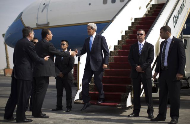 Επίσκεψη «έκπληξη» του Τζον Κέρι στο Κάιρο την παραμονή της δίκης Μόρσι