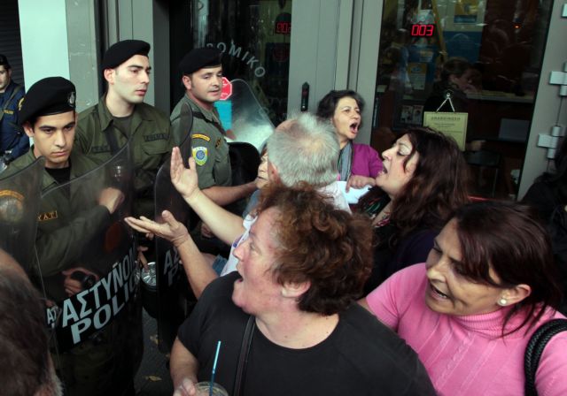 Διαμαρτυρία απολυμένων καθαριστριών έξω από το υπουργείο Οικονομικών