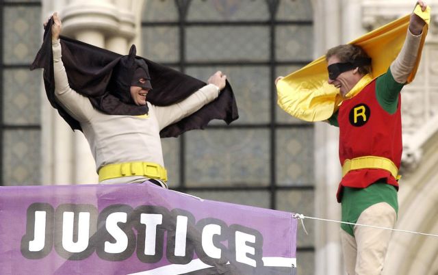 Ομάδα υπερηρώων βοηθά την αστυνομία να πιάσει εγκληματία σε σουπερμάρκετ