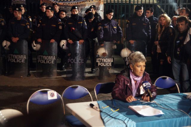 Έξω από το Ραδιομέγαρο εκπέμπει η ΕΡΤ το κεντρικό δελτίο ειδήσεων