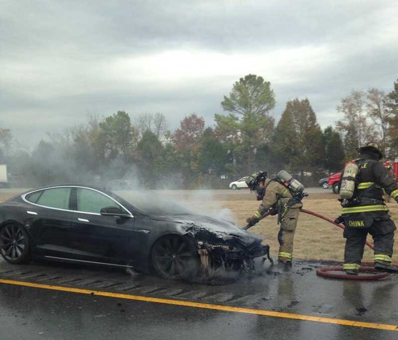 Tesla Model S: Στις φλόγες για μία ακόμη φορά